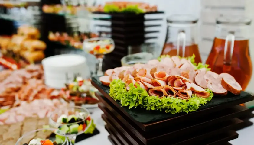 Catering do domu: Ile faktycznie kosztuje? Ceny i porady eksperta.